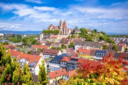 Blick auf die historische Stadt Breisach mit Dom
