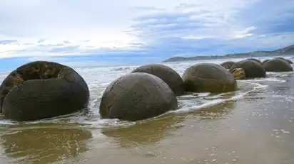 Moreaki Boulders - ungewöhnlich große kugelförmige Steine an der Küste von Neuseeland