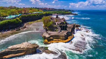 Luftaufnahme vom Tanah Lot Tempel auf der Insel Bali in Indonesien, umgeben vom Ozean.