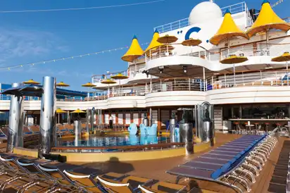 Außendeck mit Pool und Bar auf Ihrer Costa Favolosa