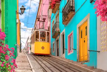 Straßenbahn Ascensor da Bica in der Altstadt von Lissabon, Portugal, auf einer bunten, steilen Straße mit historischen Gebäuden in der Nachbarschaft Alfama.