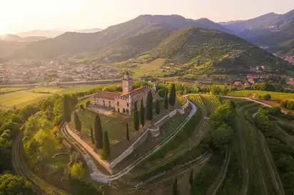 Luftaufnahme der Landschaft von Franciacorta in der Lombardei