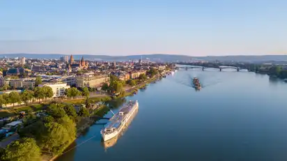 Panorama von Mainz mit Blick auf den Rhein und Brücken.