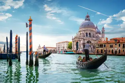 Canal Grande mit Gondeln und der Basilika Santa Maria della Salute in Venedig.