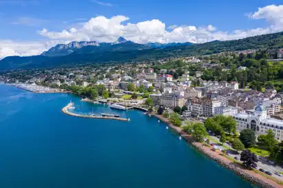 Blick auf die Stadt Evian (Evian-Les-Bains) in Frankreich