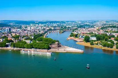 Luftaufnahme des Zusammenflusses von Rhein und Mosel in Koblenz, bekannt als Deutsches Eck.