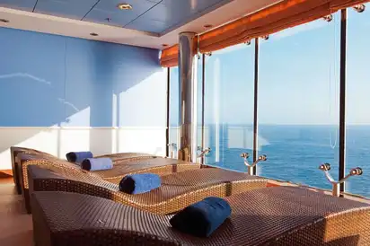 Spa-Bereich der MSC Lirica mit Blick auf das Meer durch große Fenster.