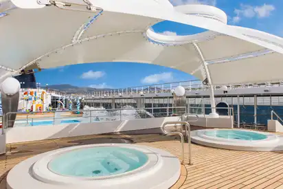 Pooldeck mit Whirlpools auf Ihrer MSC Lirica