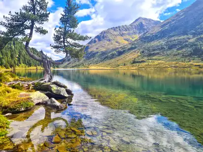 Bergsee Obersee mit Blick auf die Berge