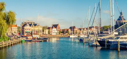 Panorama des alten Hafens und Kais in der historischen Stadt Enkhuizen