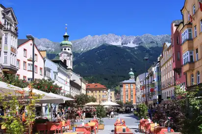Blick über die Maria-Theresien-Straße auf die Nordkette in Innsbruck