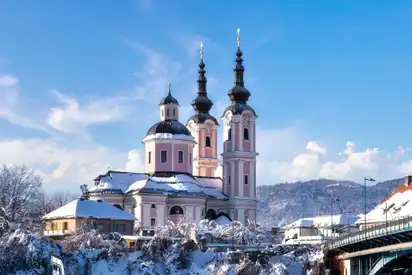 Blick auf die Heiligenkreuzkirche im Winter in Villach