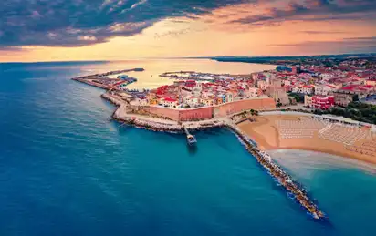 Sonnenaufgang über den Strand von Sant'Antonio. Blick auf den Hafen von Termoli. 