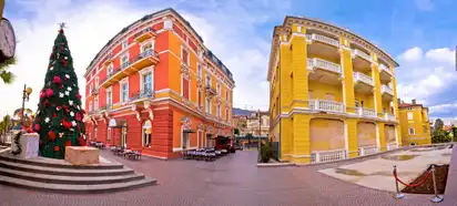 Opatija im Winter mit weihnachtlicher Dekoration, darunter ein großer Weihnachtsbaum auf einem Platz, umgeben von historischen Gebäuden in der Kvarner Bucht in Kroatien.