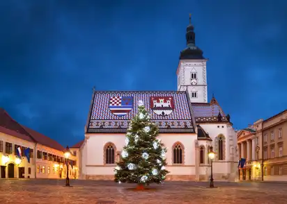 St. Markuskirche zu Weihnachteszeit in Zagreb