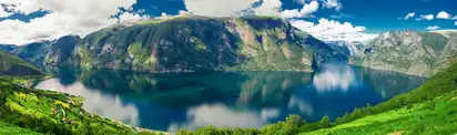 Panorama mit Blick nach Aurland, Aurlandfjord und Sognefjord von Stegastein in Norwegen