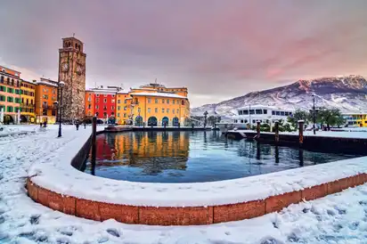 Blick auf das schneebedeckte Riva del Garda