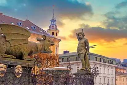 Blick auf den Lindwurmbrunnen in Klagenfurt