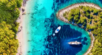 Yachten von oben an der adriatischen Küste von Kroatien