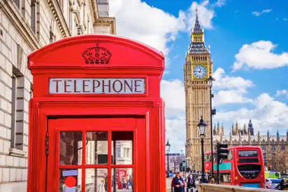 traditionelle rote britische Telefonzelle mit Big Ben in London