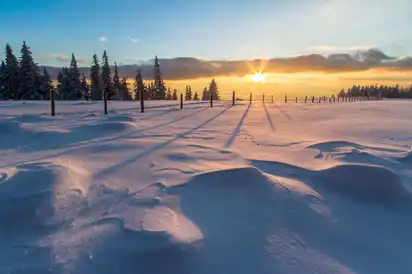 Wunderschöner Sonnenuntergang in der Steiermark im Winter