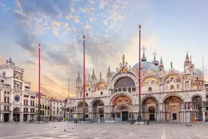 Basilika San Marco und der Uhrturm auf dem Markusplatz in Venedig, Italien