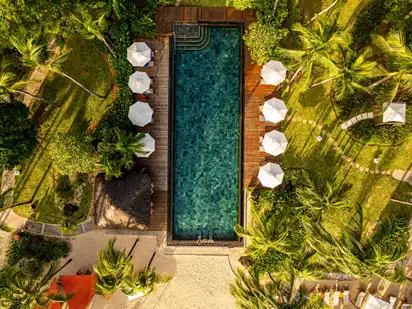 Luftaufname des Infinity-Pools des 5-Sterne Hilton Mauritius Hotel