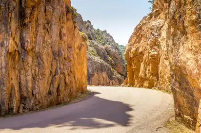 Straße bei den Calanches de Piana Korsika