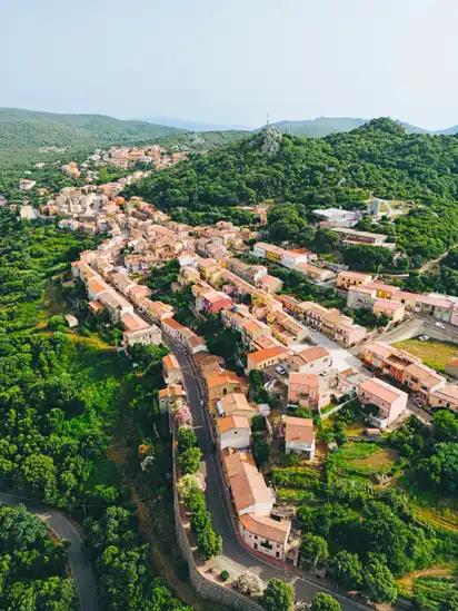 Blick auf die Stadt Luogosanto in Sardinien