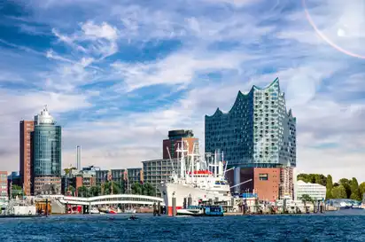Hafen Hamburg im Gegenlicht mit Sonne