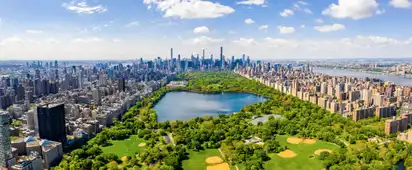 Luftaufnahme von Central Park in New York City, umgeben von zahlreichen Wolkenkratzern und Hochhäusern in Manhattan.