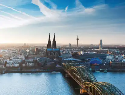 Blick auf den Kölner Dom und die Hohenzollernbrücke über den Rhein in Köln.