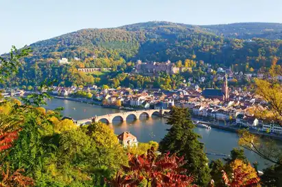 Blick auf die Altstadt Heidelberg mit der Alten Brücke und dem Schloss im Hintergrund.