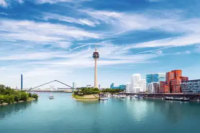 Die Skyline von Düsseldorf mit Rheinturm und Gehry-Bauten am Rheinufer.