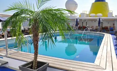 Ihre Schiff die MS Hamburg - Pooldeck