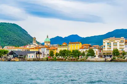 Seeansicht von Verbania in Italien