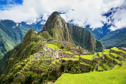 Ruinen von Machu Picchu vor bergiger Kulisse