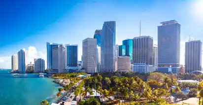 Skyline von Miami mit Hochhäusern, Wasser im Vordergrund und Byfront Park.