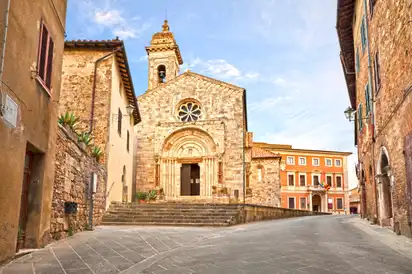 San Quirico d'Orcia, Siena, Toskana, Italien:  alte Kathedrale in der malerischen Altstadt