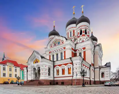 Orthodoxe Kathedrale mit Zwiebeltürmen bei Sonnenuntergang.