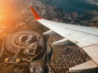 Blick aus dem Flugzeug auf Istanbul beim Flugmanöver über der Stadt