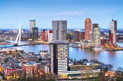 Blick auf die Skyline von Rotterdam in Südholland mit der Erasmusbrücke im Hintergrund.
