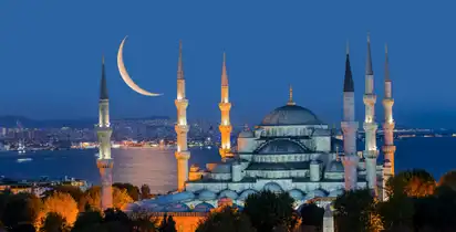 Blaue Moschee mit Halbmond (Neumond)