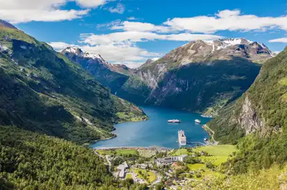 Blick vom Berg Dalsnibba auf den Geirangerfjord