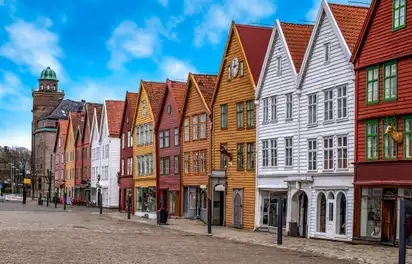 Bunte Holzhäuser der Tyske Brygge in Bergen, Norwegen, an der Südwestküste Skandinaviens.