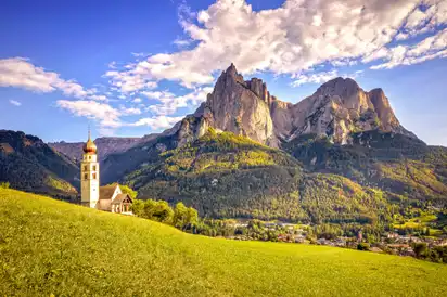 Seis am Schlern mit herrlichem Blick auf die Dolomiten