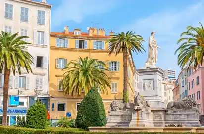 Statue von Napoleon in Ajaccio auf Korsika umgeben von Palmen.