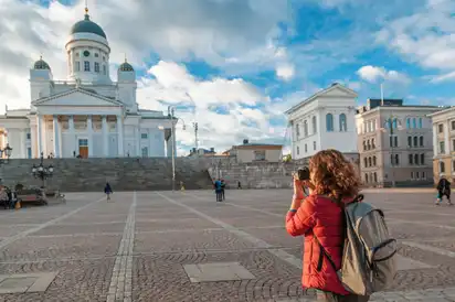 Touristin auf dem Senatsplatz in Helsinki fotografiert die Kathedrale.