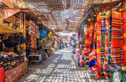 Souvenirs auf dem Markt Djemaa el Fna in der alten Medina in Marrakesch, Marokko