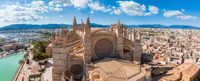 Luftaufnahme von La Seu, die gotische mittelalterliche Kathedrale von Palma de Mallorca